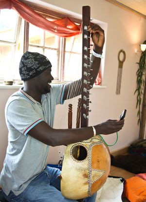 Sura Susso tuning the kora